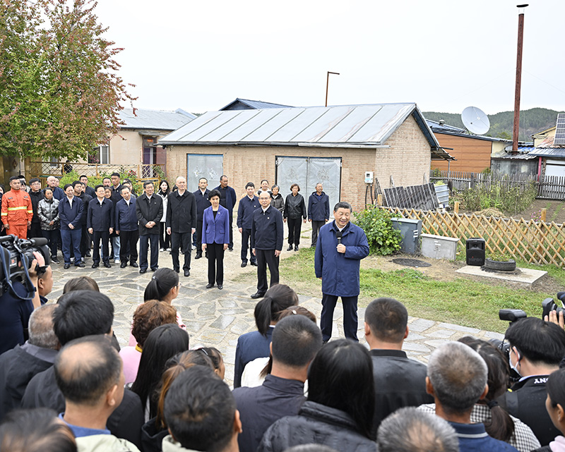 9月6日至8日，中共中央總書(shū)記、國(guó)家主席、中央軍委主席習(xí)近平在黑龍江考察。這是6日下午，習(xí)近平在大興安嶺地區(qū)漠河市北極村考察時(shí)，同當(dāng)?shù)厝罕娪H切交流。