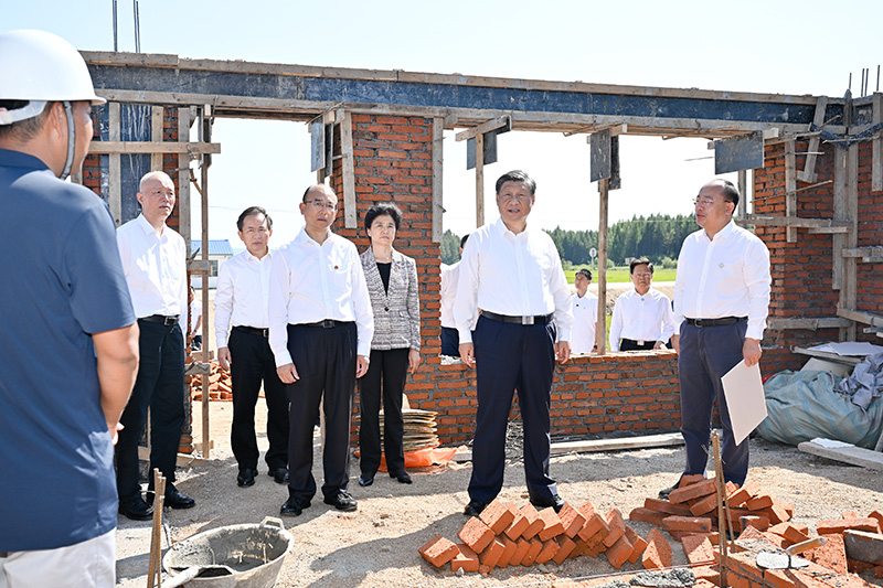 9月6日至8日，中共中央總書(shū)記、國(guó)家主席、中央軍委主席習(xí)近平在黑龍江考察。這是7日上午，習(xí)近平在遭受洪澇災(zāi)害的哈爾濱尚志市老街基鄉(xiāng)龍王廟村，察看水毀房屋重建情況。