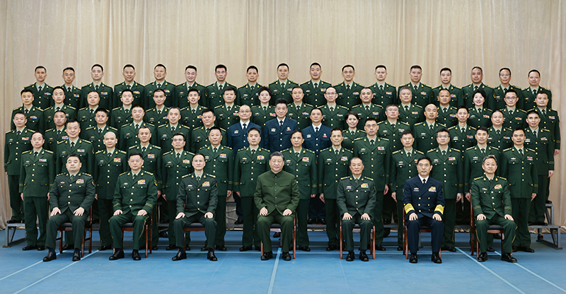 11月29日，中共中央總書記、國家主席、中央軍委主席習(xí)近平到武警海警總隊東海海區(qū)指揮部視察。這是習(xí)近平親切接見東海海區(qū)指揮部有關(guān)同志，同大家合影留念。
